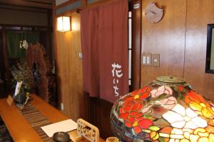 嬬恋村哈奈奇旅馆的一间房间,桌子上有一个花瓶