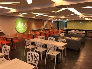 台北Ark Hotel - Changan Fuxing方舟商業股份有限公司的餐厅设有桌椅和沙发。