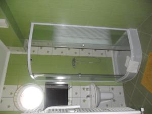 尼尔巴托尔Hotel Pálma的一间带镜子和卫生间的小浴室