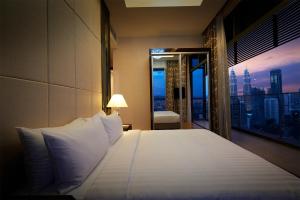 吉隆坡吉隆坡帝盛酒店的一间市景卧室,配有一张床