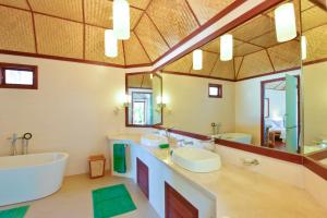 北马累环礁苏哈姬莉岛度假酒店和Spa的一间带两个盥洗盆和大镜子的浴室