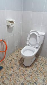 瓜拉勿述伊兹村庄酒店的浴室配有带座椅的卫生间。