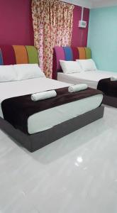 瓜拉勿述伊兹村庄酒店的一间客房内配有两张床的房间