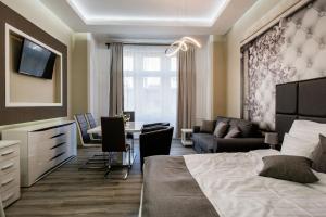 布达佩斯A Golden Star Modern Luxury Apartments and Suites Budapest的一间卧室设有一张床和一间客厅。
