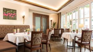 孙登Landgasthof Kleiner的用餐室设有桌椅和窗户。
