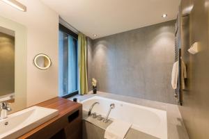 吕施利孔贝尔沃瑞士优质酒店的带浴缸和盥洗盆的浴室