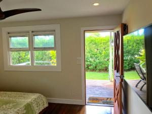 凯卢阿Beautiful Guest House Kailua Beach的一间卧室设有通往庭院的门。