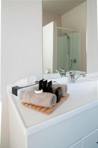 玛塔玛塔百老汇汽车旅馆米罗苑别墅的浴室柜台配有水槽、毛巾和镜子