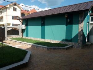 多亚马伊Casa Misu的绿色和白色墙壁的房子