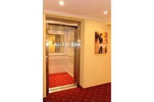 沙伊代格波斯特酒店的走廊上设有玻璃门,通往步入式淋浴间