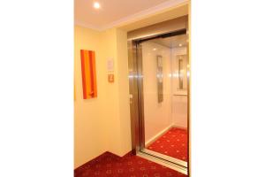 沙伊代格波斯特酒店的走廊上设有淋浴和红地毯