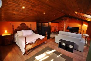 塞代拉Casa Campelo的一间卧室配有一张床和一台平面电视