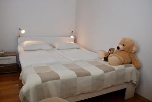 克拉科夫Apartment AMUR的卧室里床边的两只泰迪熊