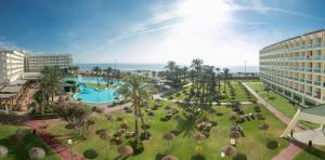 滨海罗克塔斯Evenia Zoraida Resort的享有带游泳池的度假村的空中景致