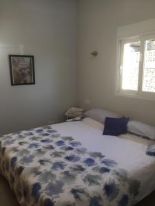 莫莱拉Casa Ceilo的一间卧室配有一张带蓝色和白色棉被的床
