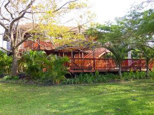 圣卢西亚蒙兹萨法里度假屋的庭院中带甲板的木屋
