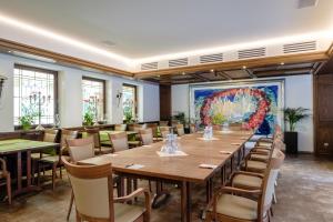 格平根霍恩斯陶芬酒店的大型用餐室配有大桌子和椅子