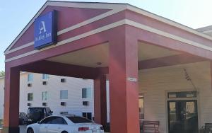 Ponca CityAshley Inn Ponca City的停在加油站前的汽车