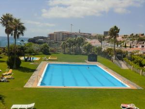圣米格尔德阿沃纳Casa Miguel的公园内的游泳池,享有海景