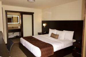 Boarders Inn & Suites by Cobblestone Hotels - Syracuse客房内的一张或多张床位