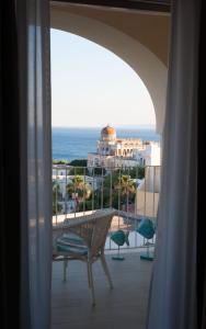 圣凯撒利亚温泉Est hotel的客房设有海景阳台。