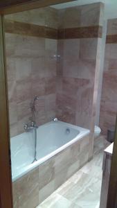 斯特拉斯堡欧朗吉里酒店的浴室设有浴缸和水龙头