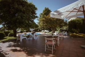拜昂阿尔蒙克莱维旅馆的一个带桌椅和遮阳伞的庭院