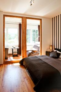 奥伯霍夫Pension & Ferienwohnung Oberhof 810 M的一间带大床的卧室和一间客厅