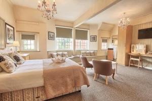 蒂斯河畔斯托克顿斯托克顿阿姆斯酒店的卧室配有一张床和一张桌子及椅子