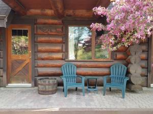 WoodsvilleNootka Lodge的小屋前的两把椅子和一张桌子