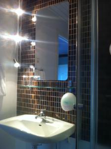 赖特维克布鲁恩特加登酒店的一间带水槽和镜子的浴室