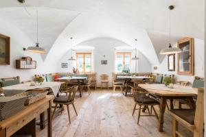 维尔德科格尔山麓布兰贝格维耶霍夫乡村民宿的用餐室设有桌椅和窗户。