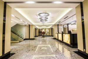 瓜亚基尔瓜亚基尔丽笙酒店的建筑的走廊,设有大理石地板和吊灯