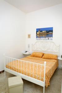 特拉帕尼Appartamenti al Porto的一间卧室配有白色床和橙色床单