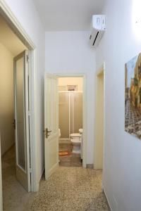 特拉帕尼Appartamenti al Porto的白色的浴室设有卫生间和门