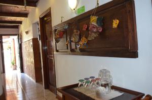 危地马拉戴诺尼酒店的一间房间,桌子上放着眼镜