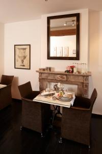 富伦霍夫费弗林住宿加早餐旅馆的一间带桌椅和镜子的用餐室