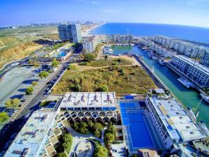 荷兹利亚Israel Marina Village, Garden Vacation Apartment的享有河流和建筑的城市空中景致