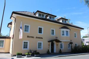 萨尔茨堡约瑟法酒店的一座名称为酒店jesus的建筑