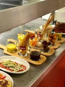 克利夫罗翱翔之鹰宾馆的柜台上放着一串食物,上面放着食物