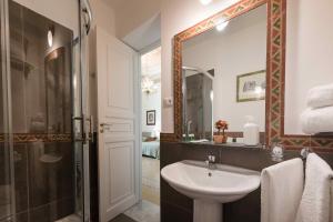 巴勒莫卡鲁佐本索住宿加早餐旅馆的一间带水槽、淋浴和镜子的浴室