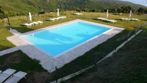 卡斯蒂利翁切洛Agriturismo San Quirico的游泳池的顶部景色