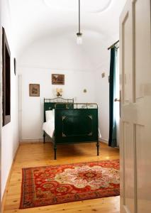 NagybajomIgmándy kúria的一间卧室配有一张床和地毯