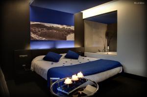 苏安塞斯帕拉亚里贝拉酒店的一间卧室配有一张床和浴缸
