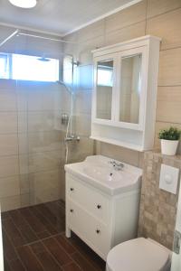VegamótLynghagi House的浴室配有卫生间、盥洗盆和淋浴。