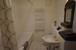 吕本bluming inn - Ferienwohnung im Spreewald的白色的浴室设有水槽、浴缸和卫生间。