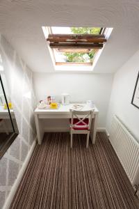 曼彻斯特雅诗阁服务公寓的一张小桌子,位于带天窗的房间里
