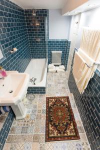 曼彻斯特雅诗阁服务公寓的带浴缸、盥洗盆和卫生间的浴室