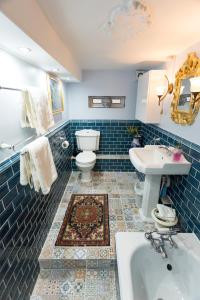 曼彻斯特雅诗阁服务公寓的浴室配有卫生间、盥洗盆和浴缸。