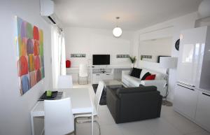 萨兰达White Residence Luxury Apartments的客厅配有沙发和桌子